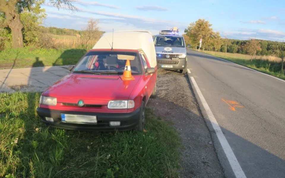 Řidič oslněný sluncem vjel na přejezd, když se blížil vlak. Musel prorazit závory, aby si zachránil život