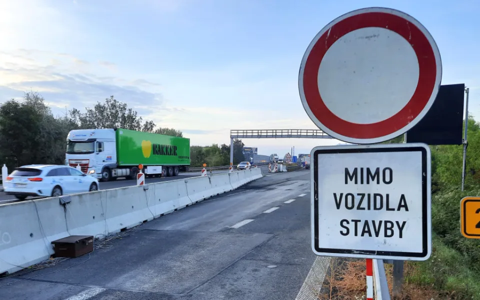 Blíží se konec kolon na dálnici u Prostějova. Opravy estakády za 350 milionů finišují