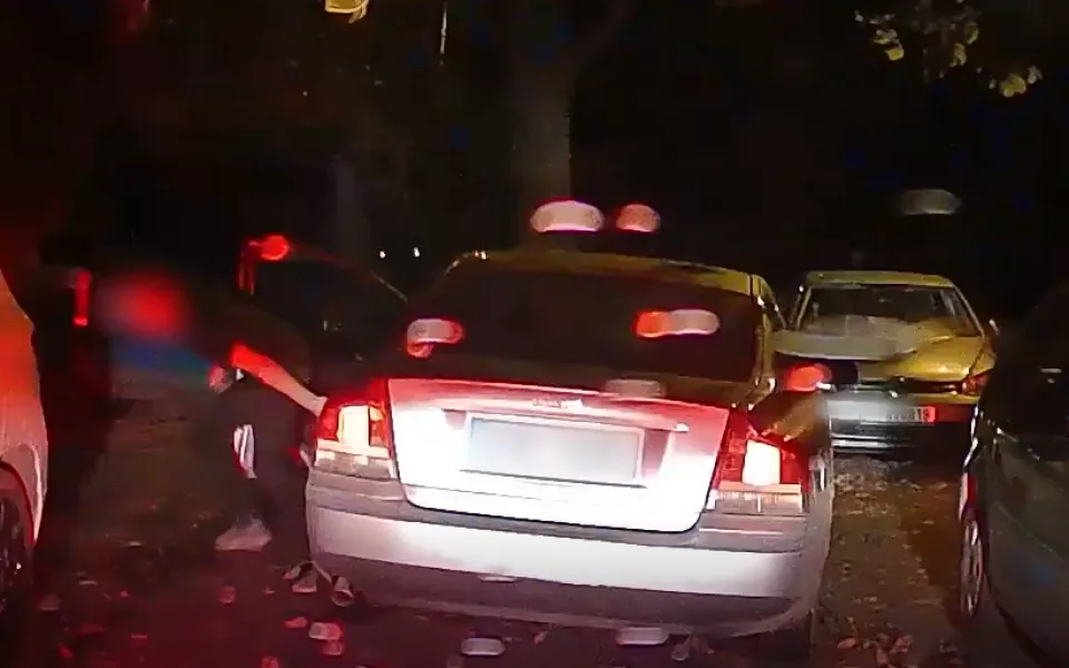 VIDEO: Řidič před pronásledujícími policisty vyskočil v Olomouci z auta. Měl zákaz řízení a u sebe drogy
