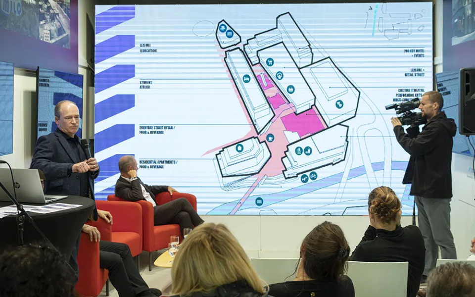 Architekt Robert Bishop (nalevo) při prezentaci plánované výstavby projektu Šantovka District