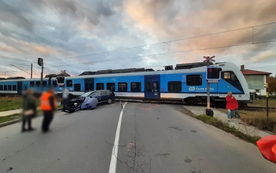 Na železničním přejezdu v Olomouci se auto srazilo s osobním vlakem. Řidič zřejmě přehlédl světla