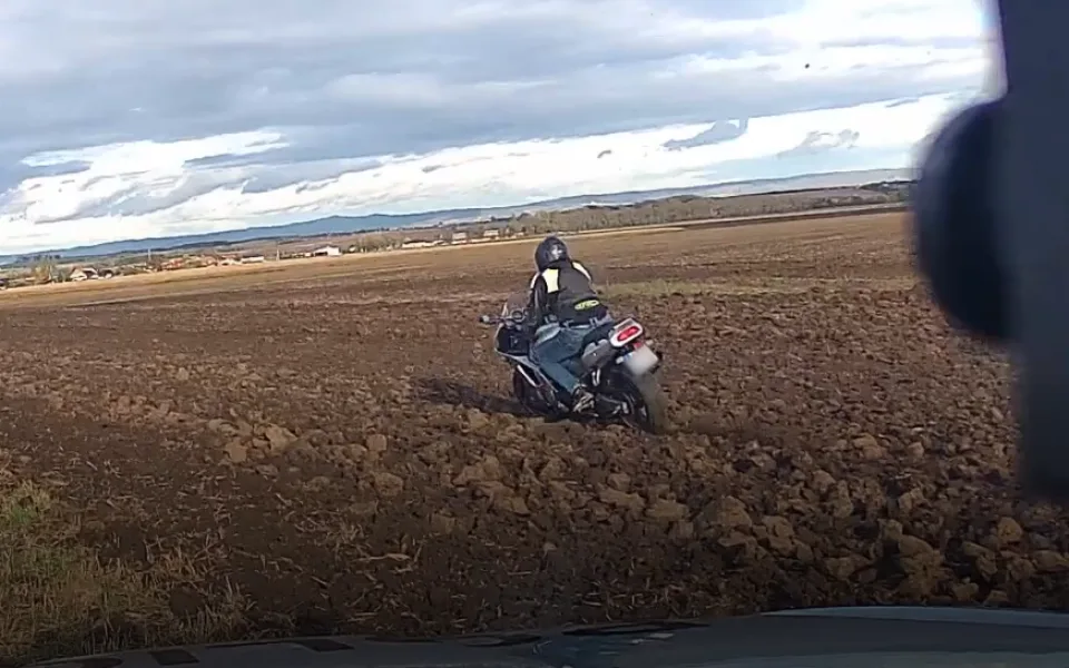 VIDEO: Zdrogovaný motorkář ujížděl před policisty rychlostí až 180 kilometrů. U Slatinic skončil na poli