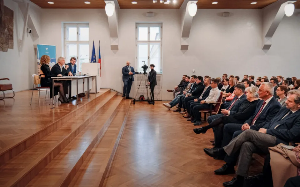 FOTOGALERIE: Prezident Pavel na univerzitě debatoval se studenty. Jeho choť otevřela mediační centrum