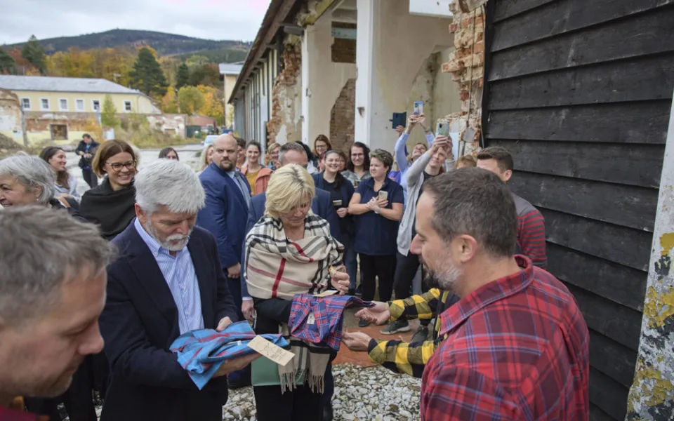 Prezident Pavel zavítal do továrny na flanelové košile. Náš nejlepší influencer, děkovali majitelé