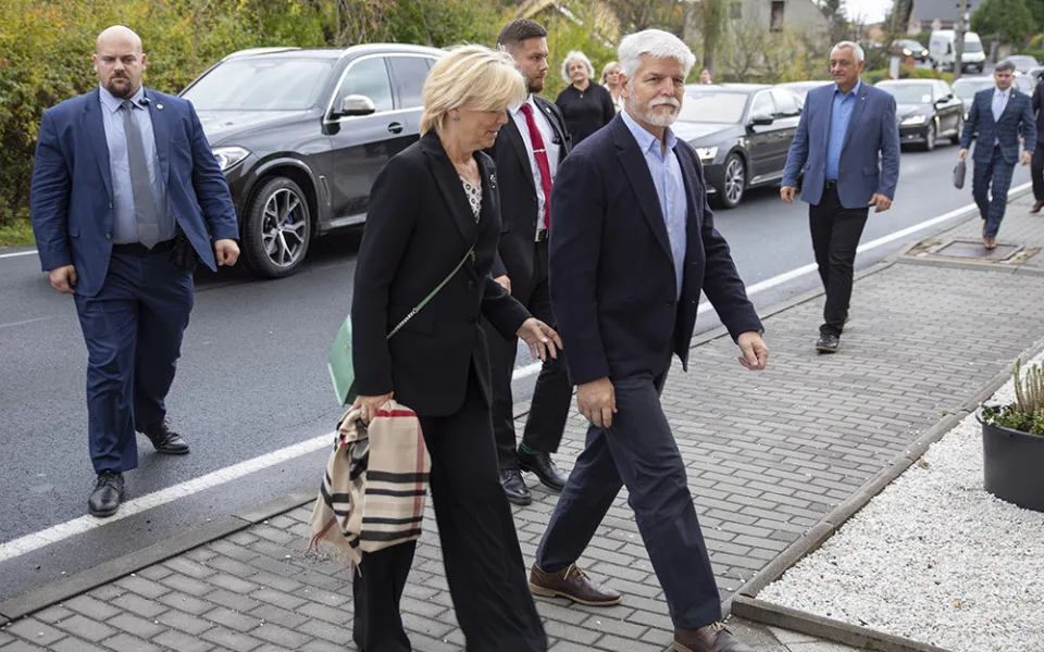 Prezident Petr Pavel s manželkou Evou během návštěvy obce Vápenná na Jesenicku v Olomouckém kraji