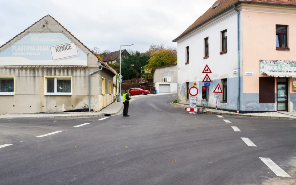 Konice se dočkala. Stavbaři dokončili opravy frekventované výpadovky na Prostějov, přibyli i chodníky
