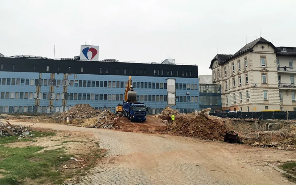Demolice ikonické budovy se ve FN Olomouc natáhla o měsíce