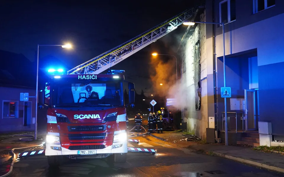 Zraněný muž a škoda čtyři miliony. Dům na okraji Olomouce podle policie někdo zapálil