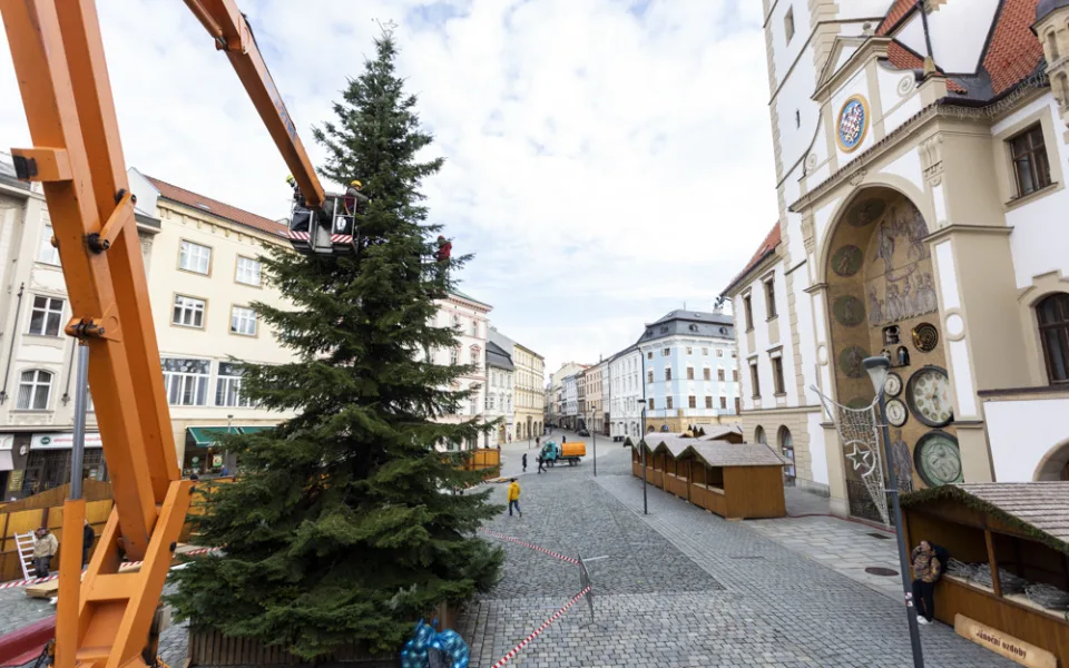 Více stánků s řemeslnými výrobky i zářící vstupní brány. Stavba vánočního městečka v Olomouci finišuje