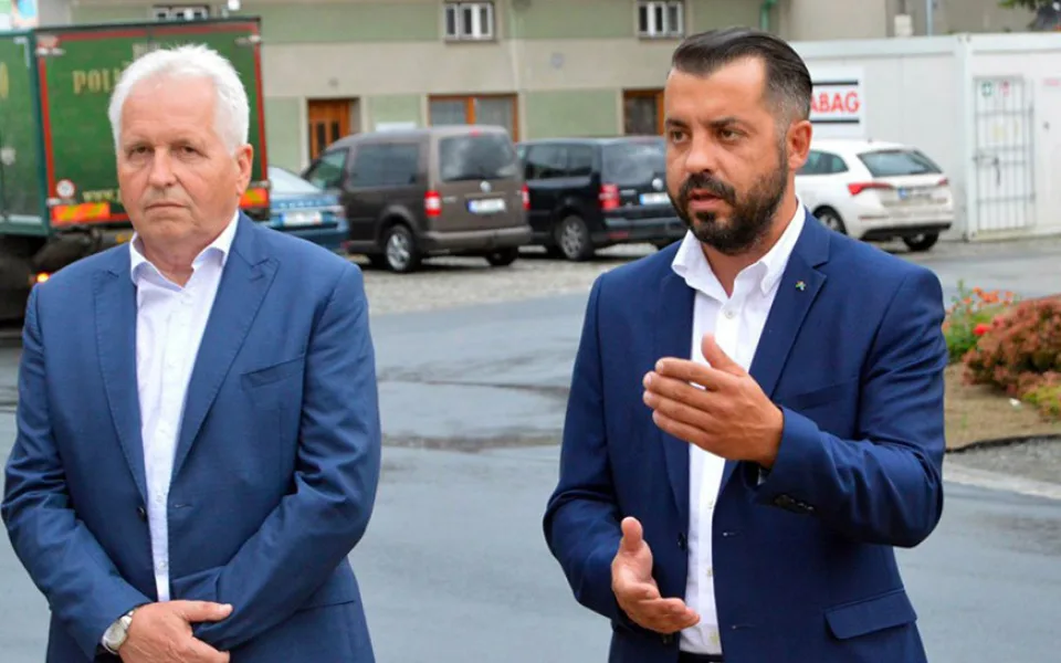 Obviněný náměstek hejtmana Michal Zácha (vpravo), na snímku s Petrem Foltýnkem, bývalým ředitelem Správy silnic Olomouckého kraje