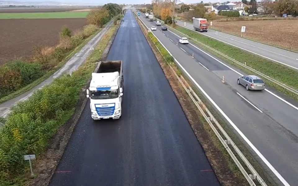 Oprava D35 u Olomouce se mírně protáhne, bylo potřeba předrtit podkladní vrstvu