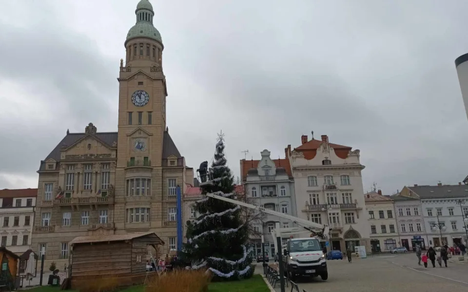 Lidé v Prostějově opět řeší křivý vánoční stromeček na náměstí. Letos je to optický klam