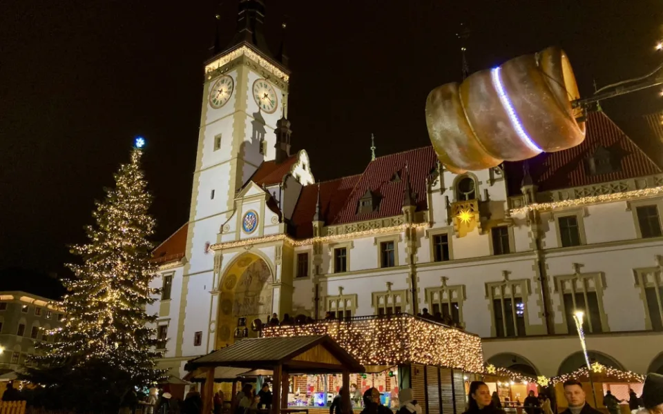 Punč, kluziště a ruské kolo. Jak vnímají Olomoučané letošní adventní trhy?