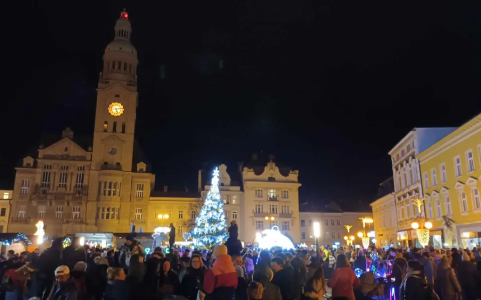 FOTO, VIDEO: Vánoce začaly. Prostějov otevřel kluziště a rozsvítil vánoční strom. Dostal jméno XXX