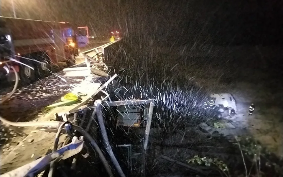 Na D1 u Hranic se zřítil kamion z mostu, řidič nehodu nepřežil