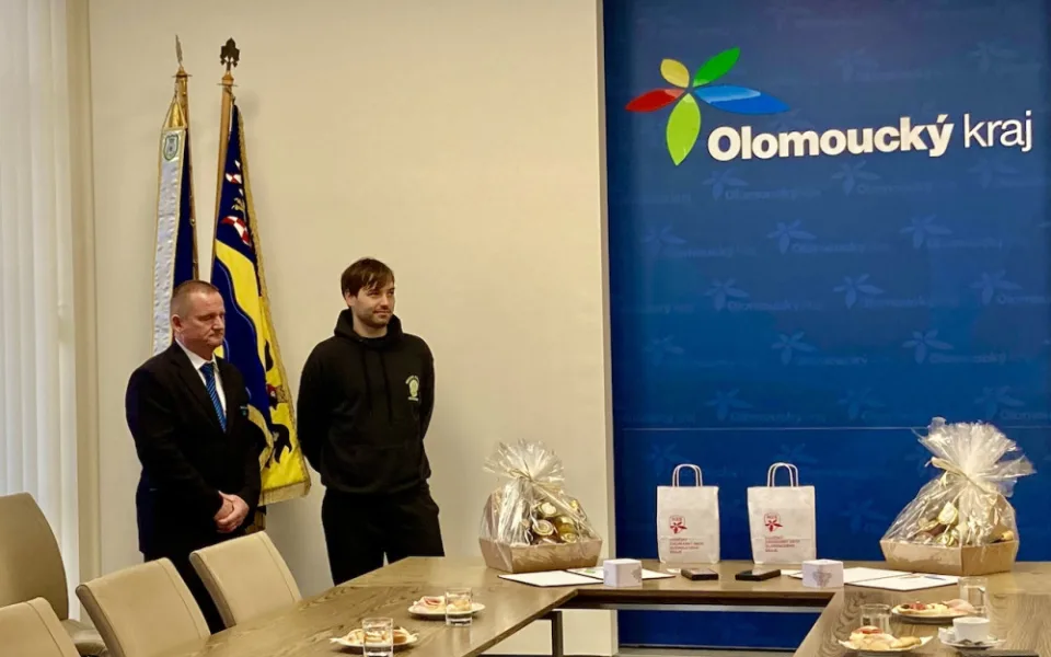 Je zázrak, že se dostali všichni ven. Kraj a hasiči ocenili hrdiny z hořícího vlaku v Olomouci