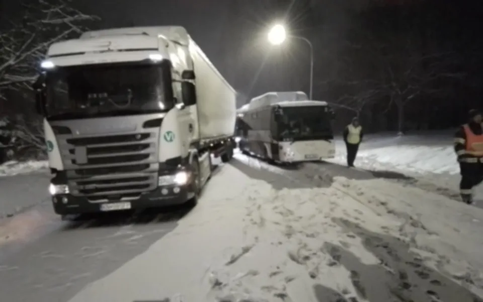 Nehoda kamionu a autobusu ve Zlatých Horách