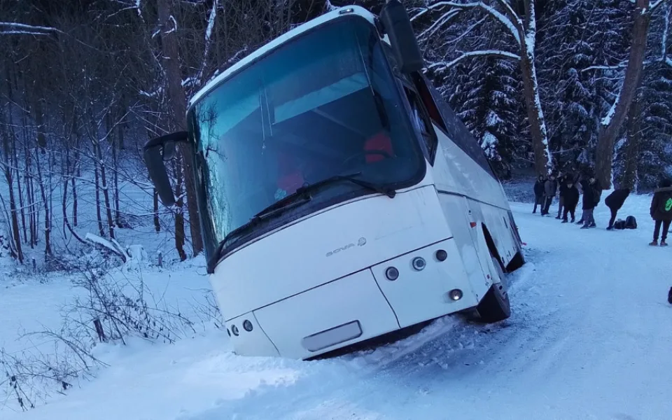 Ledovka pokryla silnice. U Rejchartic sjel autobus se studenty do příkopu, dva zranění skončili v nemocnici