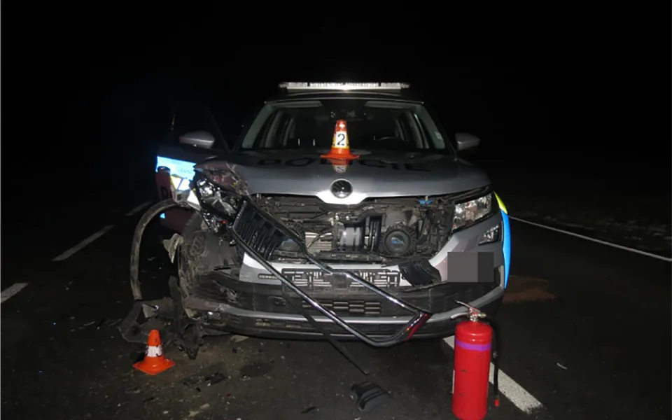 Demolice policejního auta a varovná střelba. Muž z Olomoucka chtěl uniknout nástupu do vězení