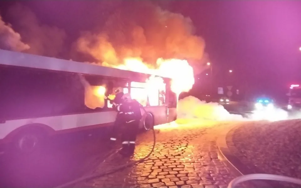 Požár sežehl autobus MHD na okraji Olomouce, hasiči zasahovali v dýchací technice
