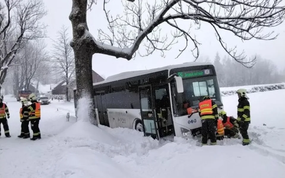 Kvůli sněhu jsou špatně sjízdné silnice zejména u Šternberka na Olomoucku, hlásí hasiči