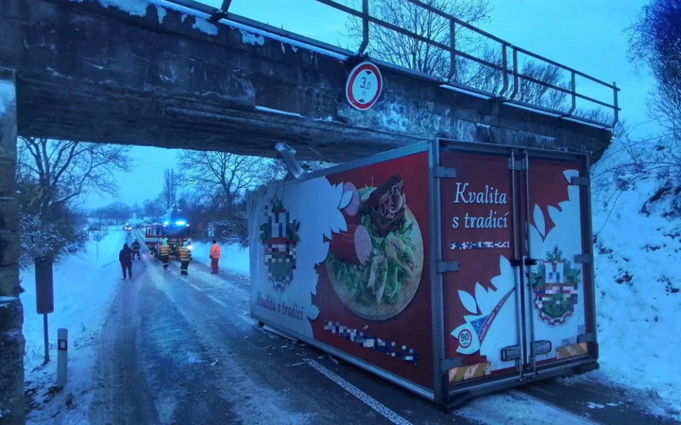 Nákladní auto vjelo pod železniční most u Čelechovic na Haní a urvalo korbu. Provoz na trati byl přerušen