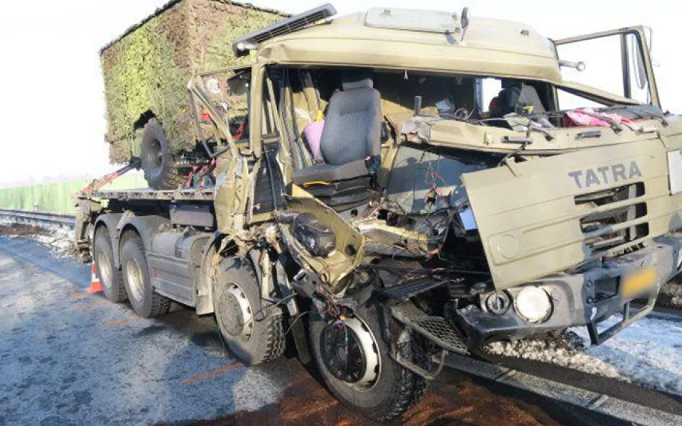 Šest hodin zavřená dálnice a škoda dva miliony. Šofér Tatry u Prostějova brzdil pozdě