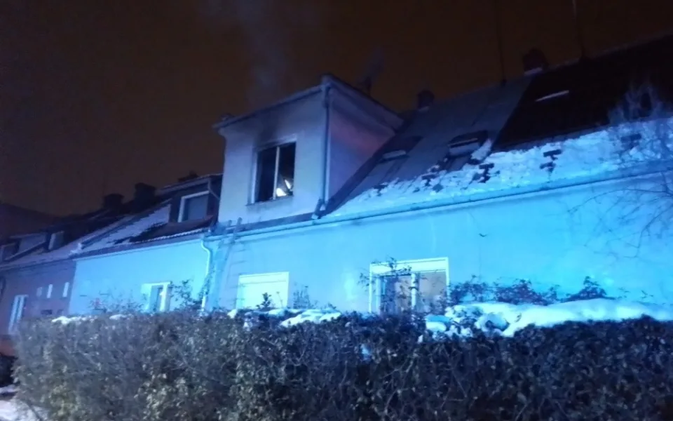 V hořícím domě v Olomouci bylo blízko k tragédii, hasiči se záchranáři oživovali člověka