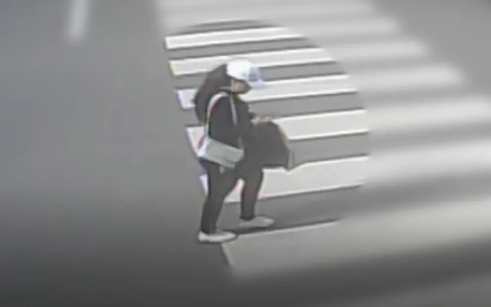 VIDEO: Krádež kabelky na parkovišti v Zábřehu, policie pátrá po totožnosti neznámé ženy
