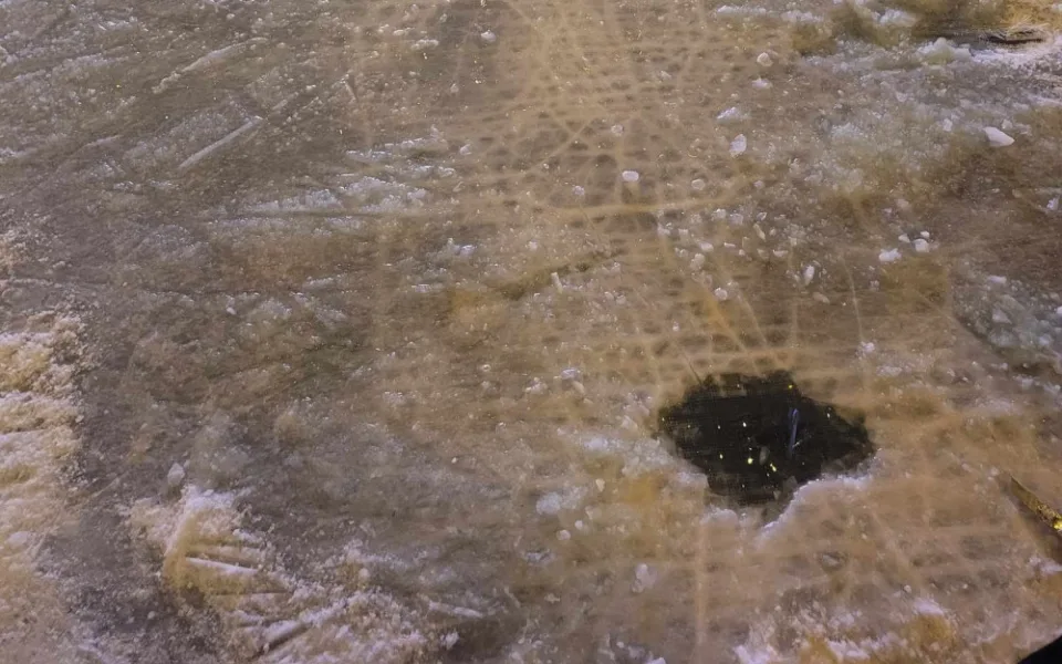 Skupinka teenagerů včera poničila veřejné kluziště. Už je opraveno