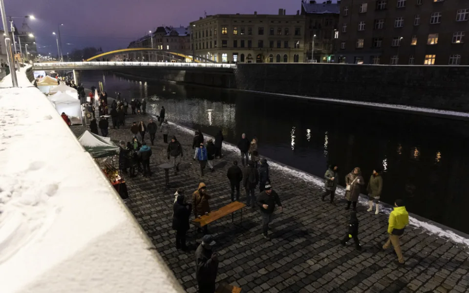 Jedinečná atmosféra i neustálé vyklízení. Vánoční trhy na olomoucké náplavce prošly testem