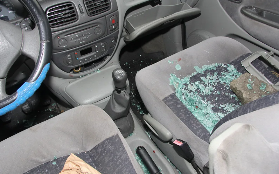 Ukradený katalyzátor i baterie, provrtaná nádrž. Dva dny opuštěné auto na Olomoucku zřídil zloděj