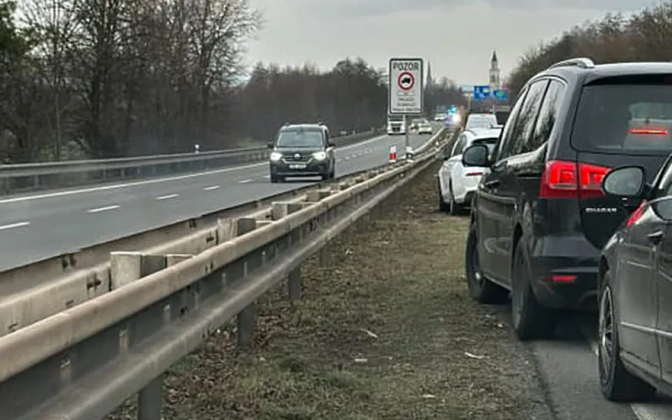 Nehoda zablokovala rušnou trasu z dálnice do Olomouce, zranili se čtyři lidé