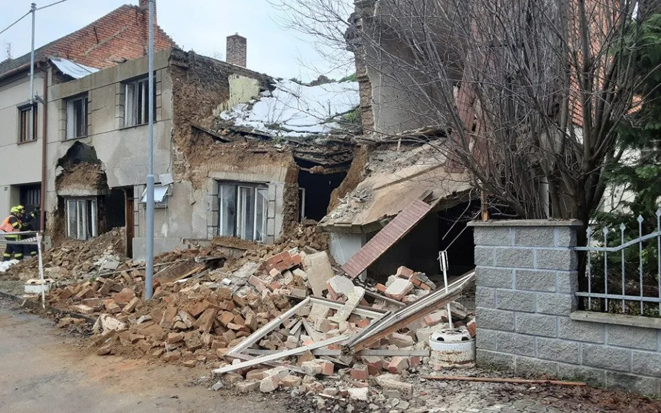 Na Prostějovsku se zřítilo zchátralé stavení, ruina ohrožuje okolní domy