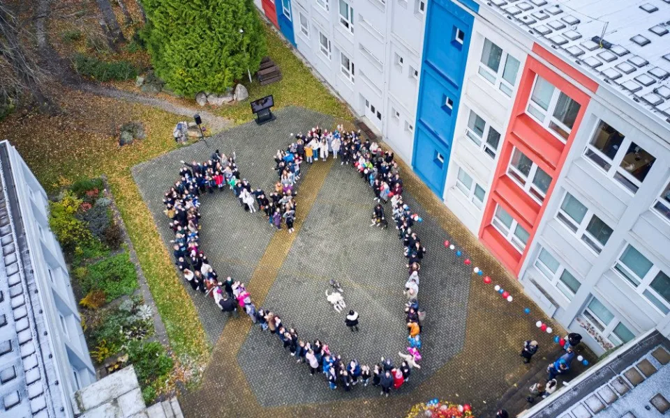 VIDEO: Studenti olomouckého gymnázia nazpívali nový klip. Píseň je spojená se sbírkou pro nemocné