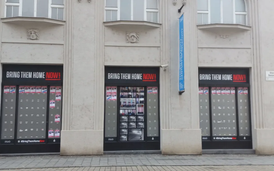 Olomoucké muzeum vyvěsilo fotku muže, který postrhával plakáty lidí unesených teroristy z Hamásu