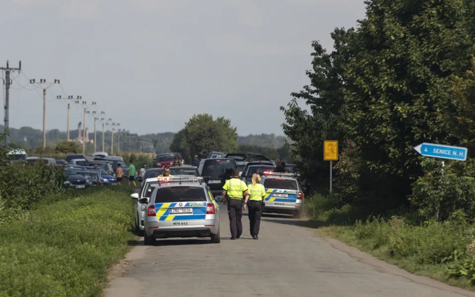Sen o levné zelenině se prodražil. Desítkám řidičů přišly pokuty za špatné parkování při samosběru u Vojnic