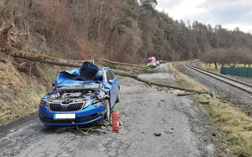 Silný vítr a déšť zaměstnal hasiče, měli přes šedesát výjezdů. V Bludově vlak narazil do stromu