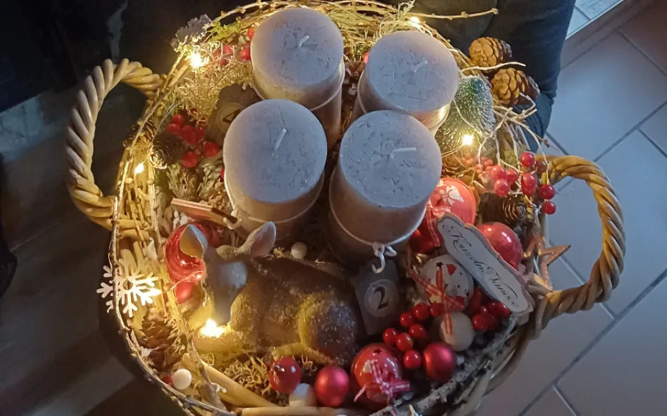 Sestřička z ARO jesenické nemocnice vyrábí krásné adventní věnce. Zásobuje kolegyně ze všech oddělení