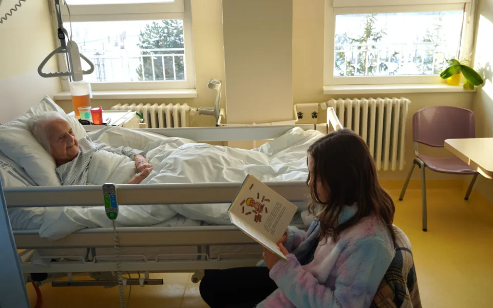 Osamělé seniory v nemocnicích potěší školáci, budou jim číst a povídat si s nimi. Už začali v Prostějově