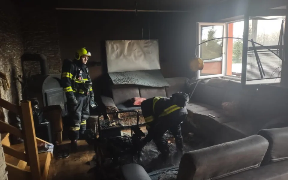 Padající stromy, požár v obývacím pokoji, ale i zavalení koně. Hasiči se na Štědrý den nezastavili
