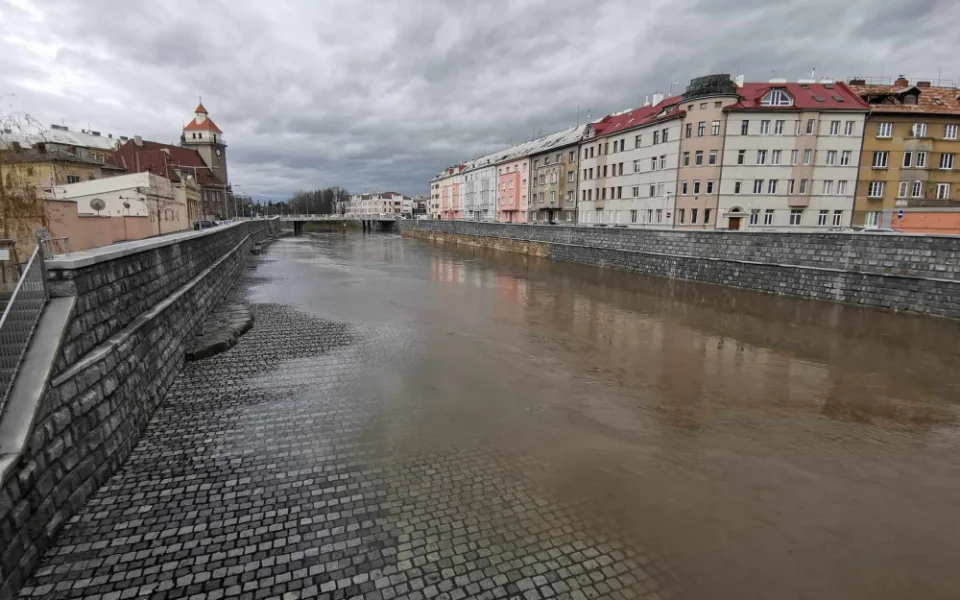 Ohrožení v Moravičanech, Morava jde ke třetímu povodňovému stupni. Náplavka v Olomouci je pod vodou