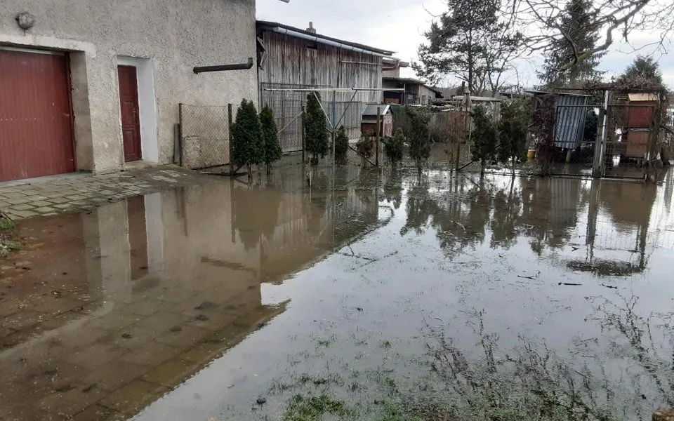 Pohotovost pro Olomouc, Morava je na druhém stupni. V Pňovicích voda ohrožovala rodinné domy