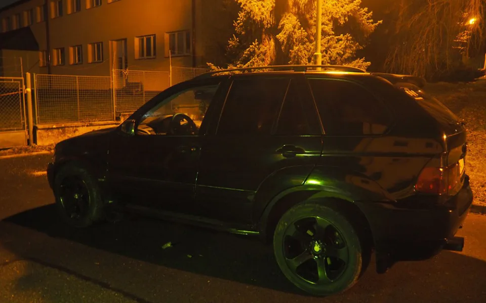 Na mol opilý mladík naboural s BMW do přístřešku, v autě vezl tři lidi