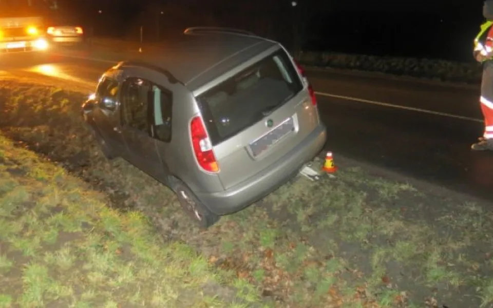 Opilý senior jel ke kadeřníkovi do Smržic. S autem skončil ve sloupku