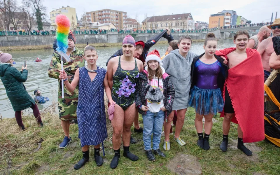 FOTOGALERIE: Bečva plná lidí. V Přerově se otužilci v kostýmech loučili se starým rokem