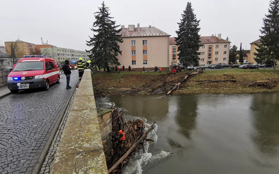 Očista po povodňové hrozbě: Pod historický most v Litovli se spustili hasiči, odklízeli naplavené kmeny
