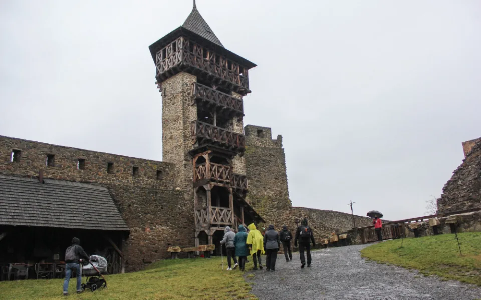 Tradičnímu novoročnímu výstupu na hrad Helfštýn letos nepřálo počasí
