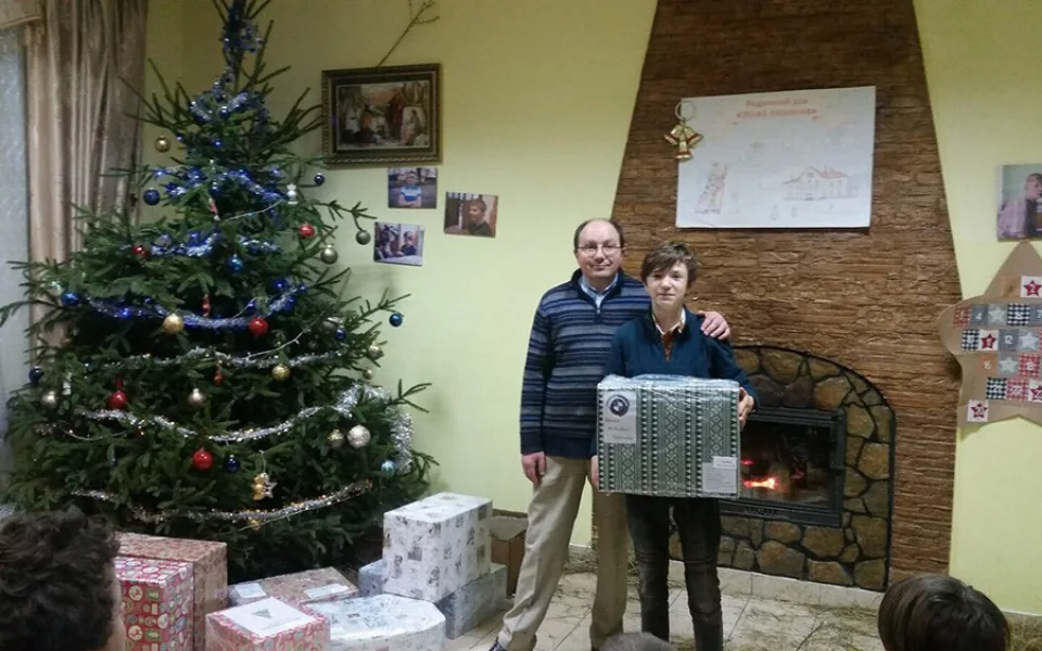 Dárky ze sbírky Arcidiecézní charity Olomouc potěšily děti na Ukrajině. Videopřenos přiblížil atmosféru