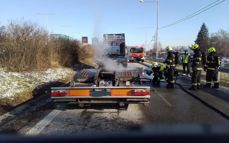 Požár náklaďáku zablokoval dálniční exit v Prostějově. Škoda překročí milion